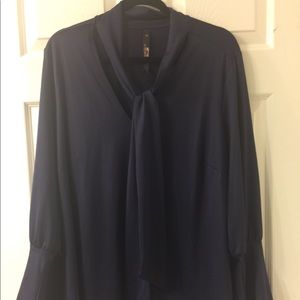 Melissa McCarthy 1x navy top